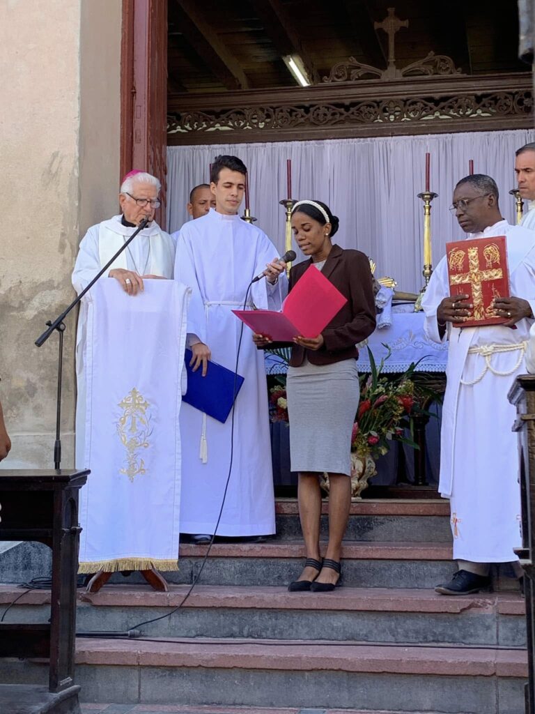 Mons. Dionisio García inició el Rito de Apertura de la Puerta Santa, “En comunión con la Iglesia universal, mientras celebramos el amor del Padre manifestado en la carne del Verbo hecho hombre y en el signo de la cruz, ancla de salvación, abrimos solemnemente el Año Jubilar para nuestra Iglesia de Santiago de Cuba.