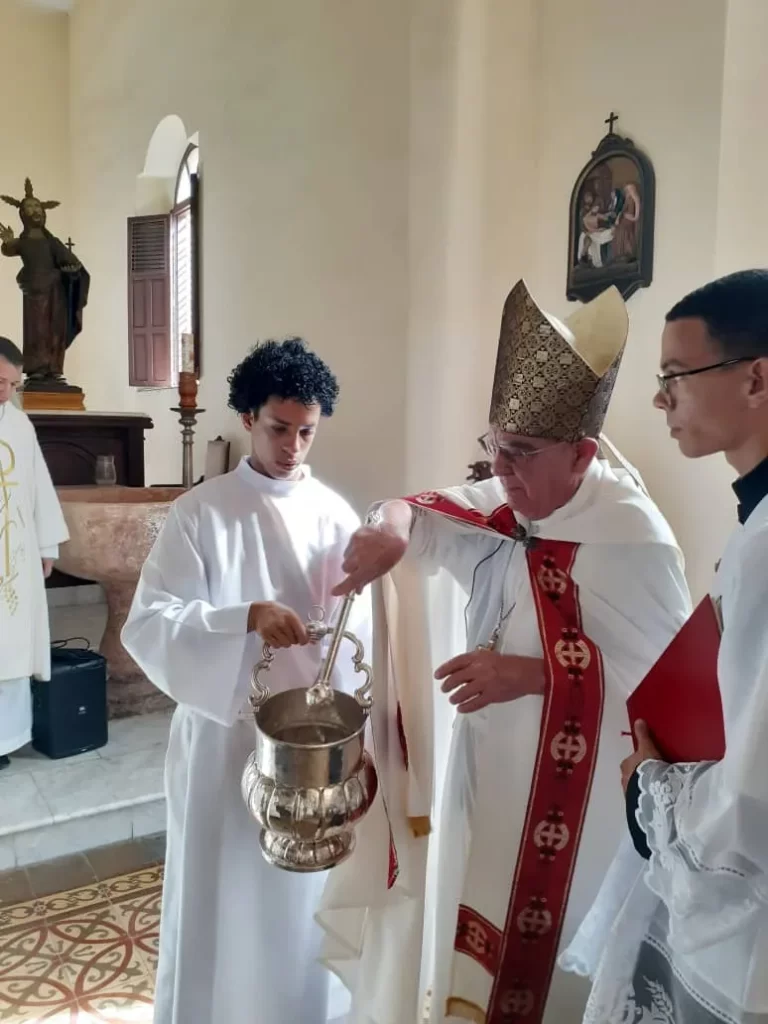 En la Diócesis de Bayamo-Manzanillo, el pueblo católico se reunió bajo la guía de su Obispo, Mons. Álvaro Beyra, para comenzar el año jubilar entre oraciones, cantos y momentos de cercanía con Dios. La celebración fue un momento de profunda espiritualidad y renovación.