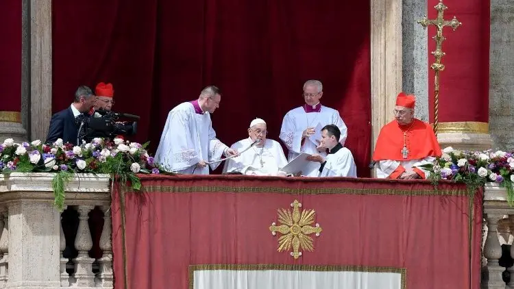 El-Papa-imparte-la-bendicion-Urbi-et-Orbi-en-el-Domingo-de-Pascua-2025