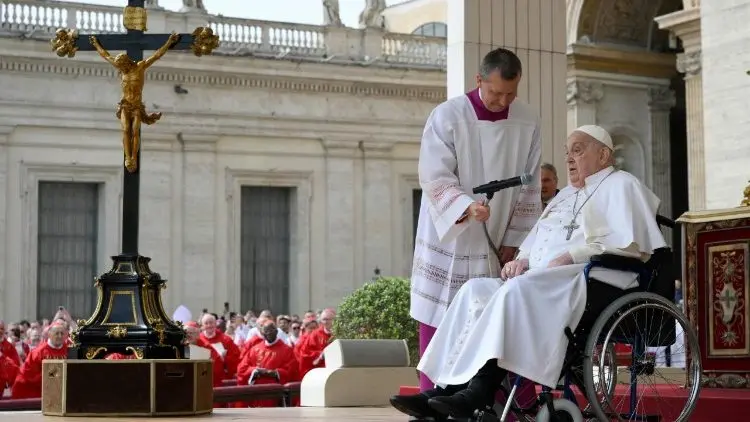 Papa-en-el-parvis-dirige-su-saludo